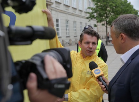 波兰知名电视台TVN记者在总统府外采访了两位法轮功学员并在当天新闻节目中播出（黄诃欧/大纪元）